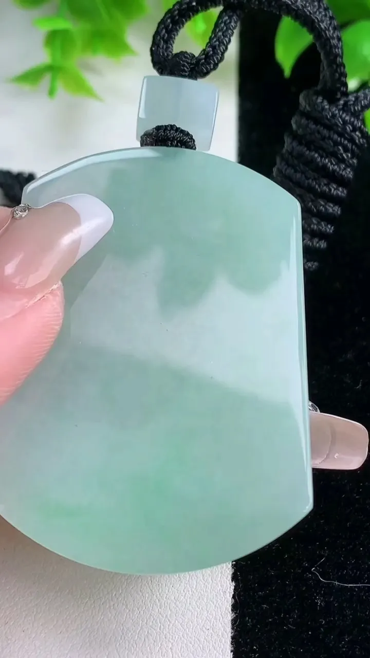 天然A货翡翠无事牌吊坠，尺寸54.2-38.8-5.5，重量:41.01g
1月18日