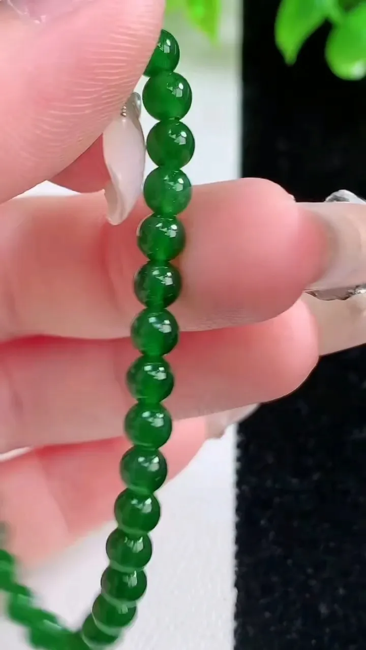 天然A货翡翠圆珠手串，尺寸4.4-37颗，重量:5.97g1月18日
工厂直销收藏佳品,种好水足，色泽均匀，有种有色，上手高大气！