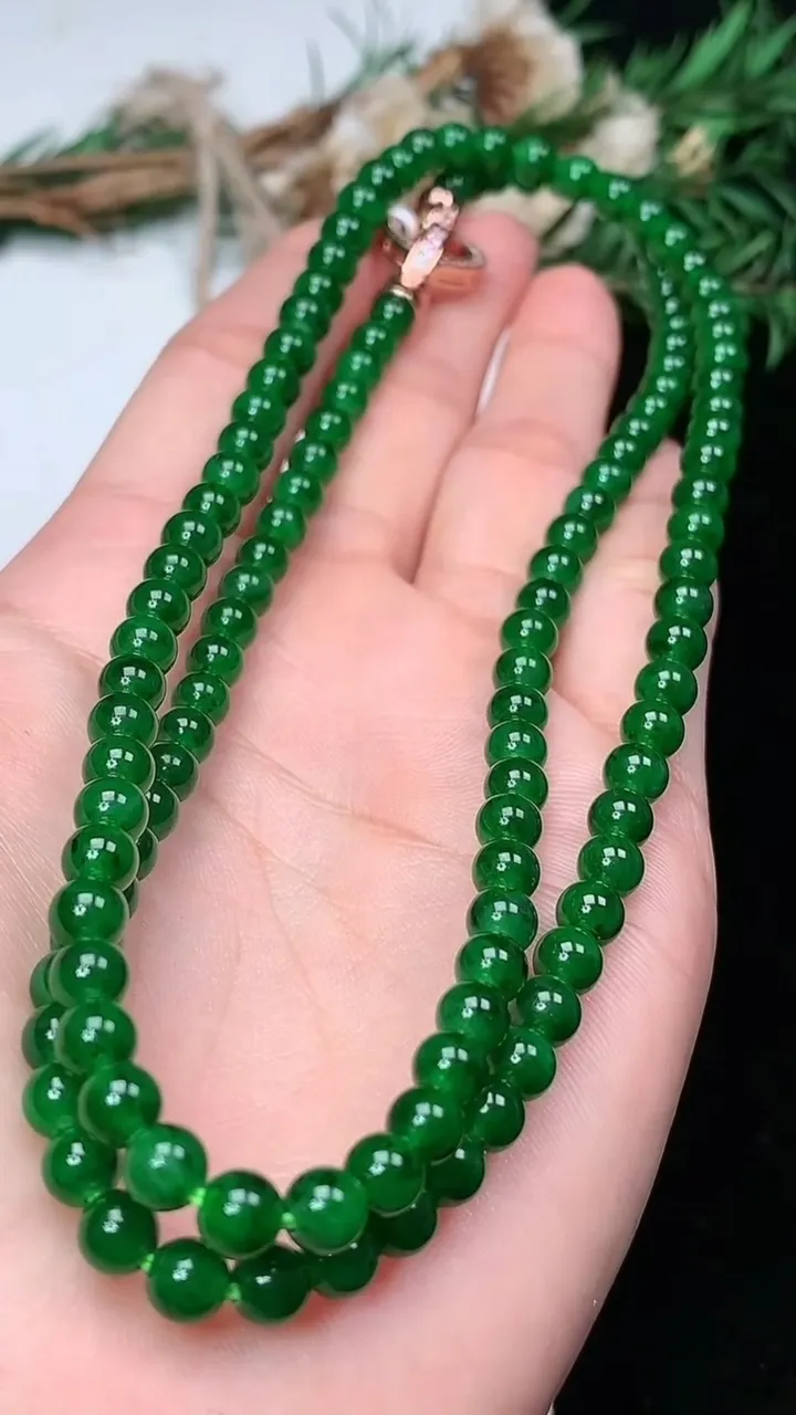 天然A货翡翠圆珠项链，尺寸5.7-128颗，重量:34.00g1月18日
工厂直销收藏佳品,种好水足，色泽均匀，有种有色，上手高大气！
