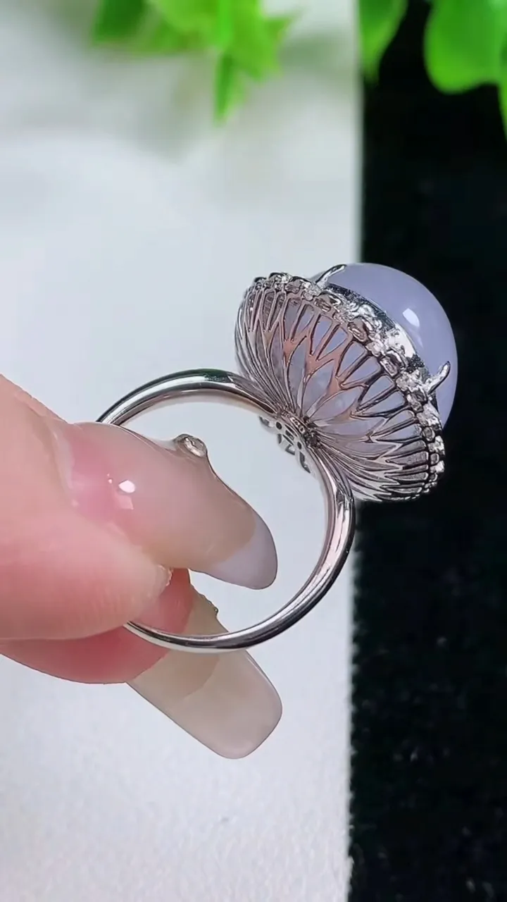 天然A货翡翠18K金紫罗兰蛋面戒指，尺寸17-18.3-14.4-13.5，重量:7.62g2026年1月18日
工厂直销收藏佳品,种好水足，色泽均匀，有种有色，上手高大气！