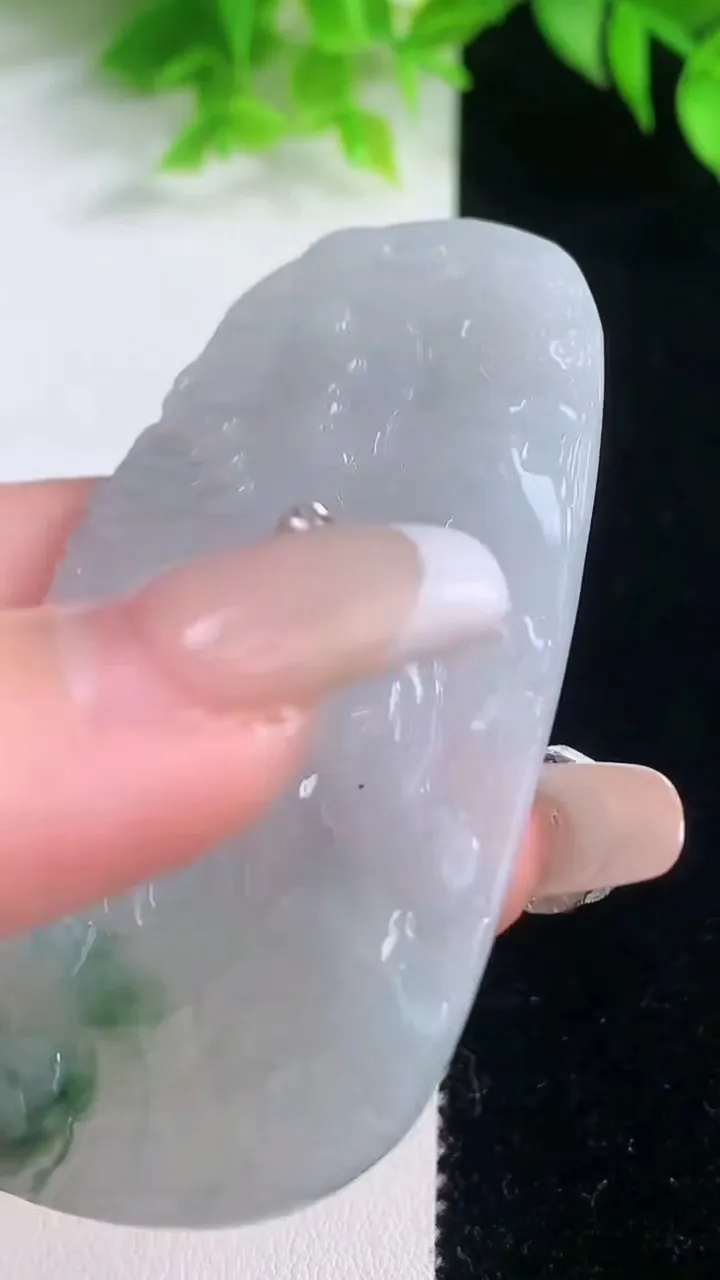 天然A货翡翠牌吊坠，尺寸67.4-40.2-5，重量:31.98g
1月18日