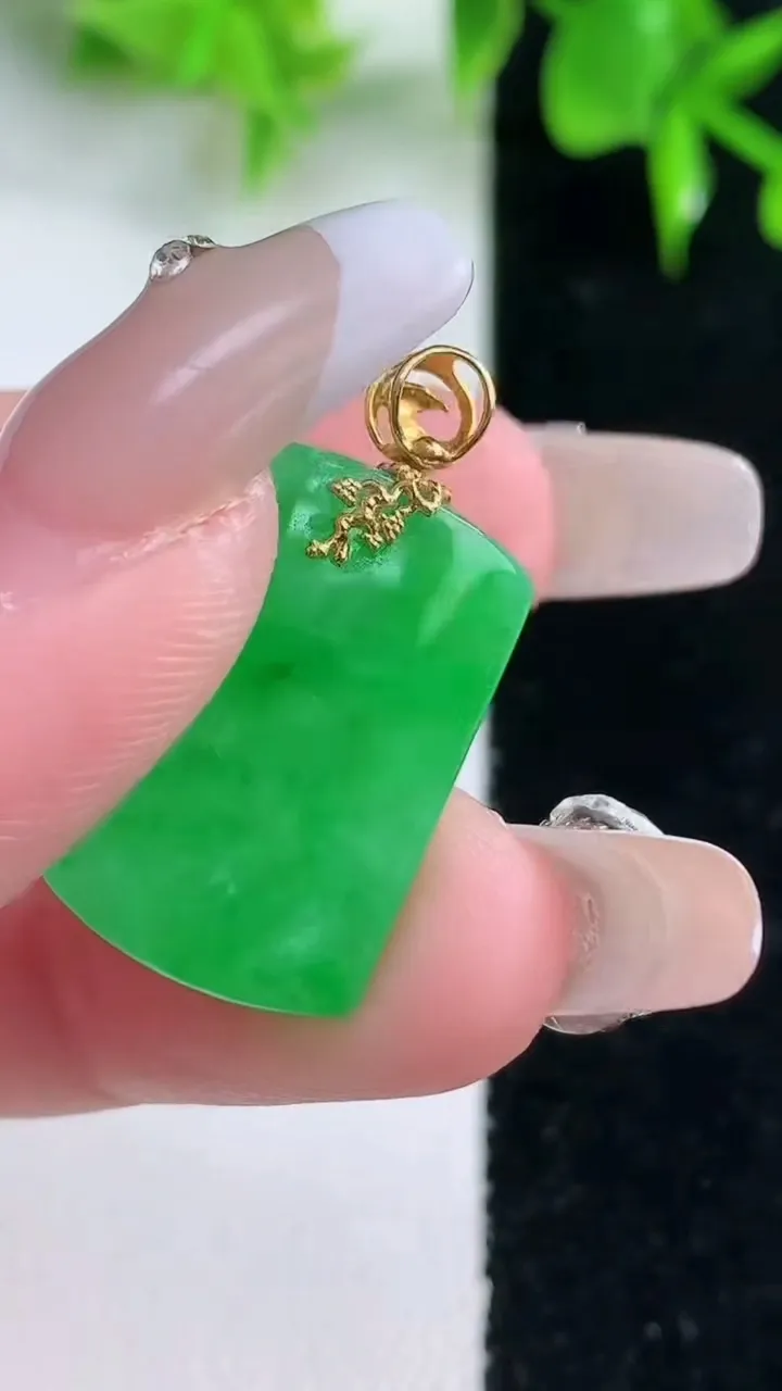 天然A货翡翠无事牌吊坠，尺寸21.8-14-4.4，重量:3.78g
1月18日