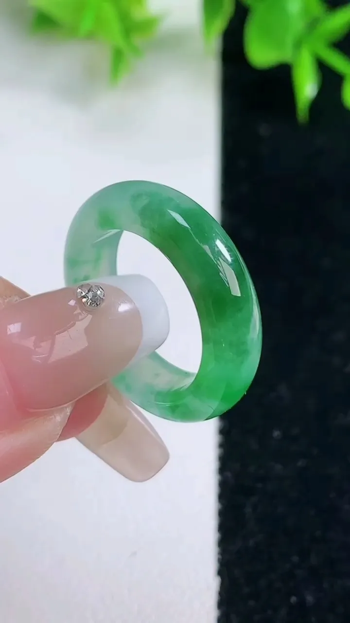 天然A货翡翠指环戒指，尺寸16.7-5.2-3.2，重量:4.16g2026年1月18日
工厂直销收