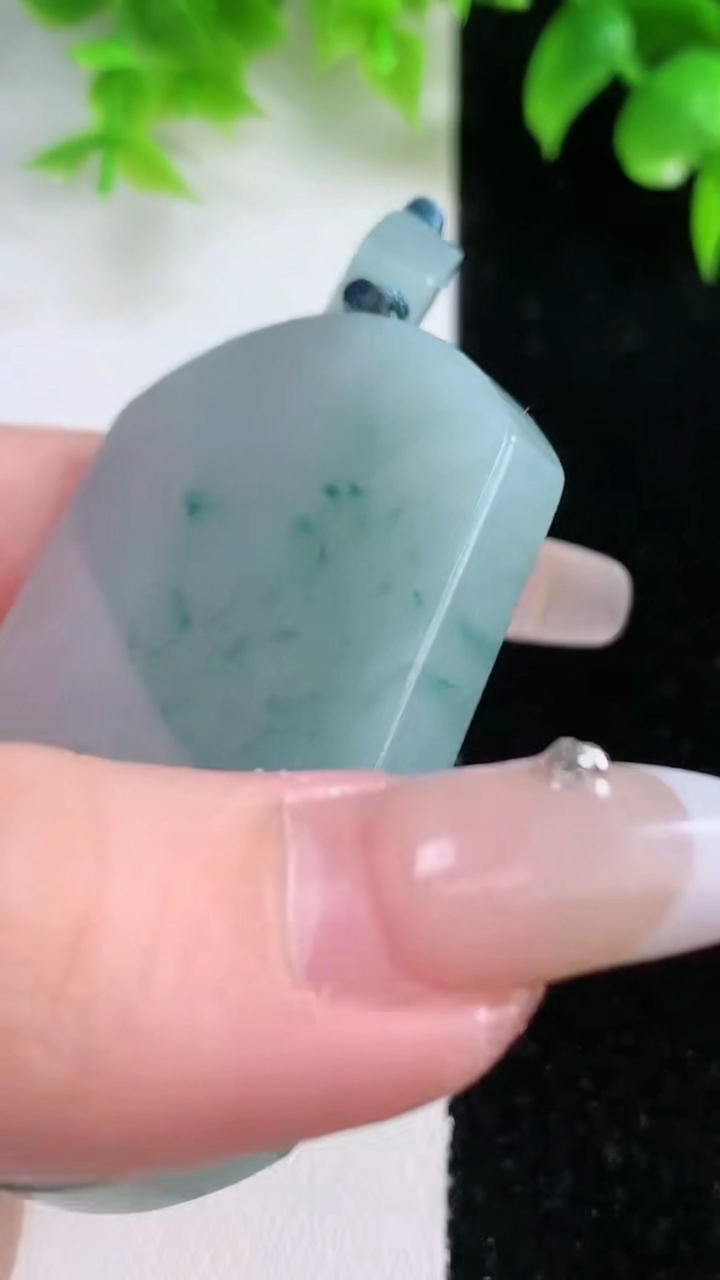 天然A货翡翠冰种飘花无事牌吊坠，尺寸56-41.8-5.7，重量:41.06g
1月18日