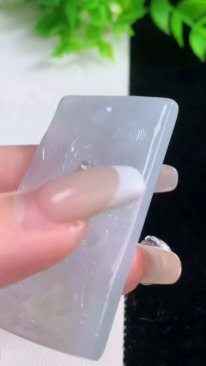 天然A货翡翠麒麟吊坠，尺寸56.5-36.7-5.9，重量:31.01g
1月18日