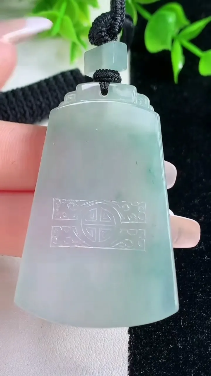 天然A货翡翠种飘花仿古无事牌吊坠，尺寸52.8-33.8-4，重量:24.57g
1月18日