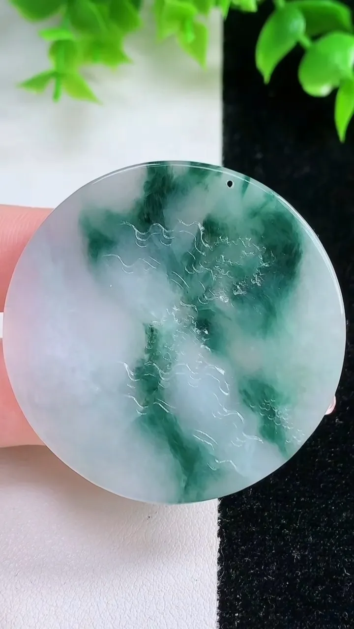 天然A货翡翠牌吊坠，尺寸48-4.8，重量:26.00g
1月18日