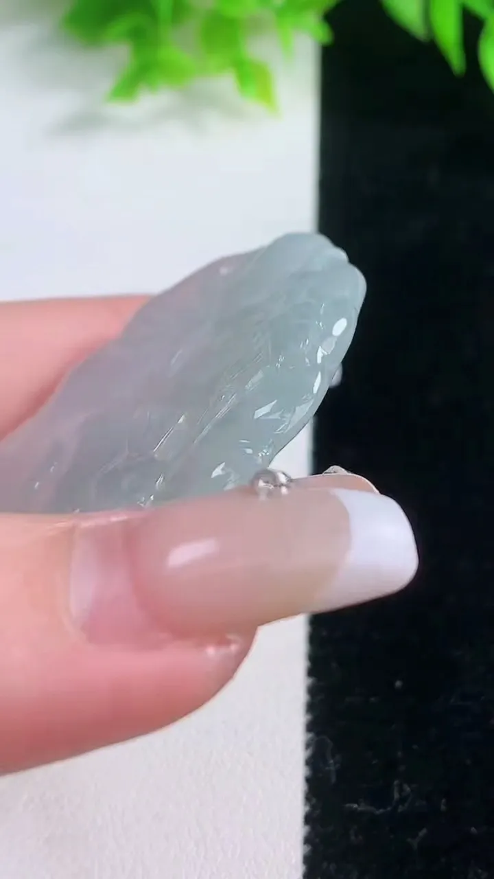 天然A货翡翠生肖兔吊坠，尺寸48-36.5-4.8，重量:18.60g
1月18日