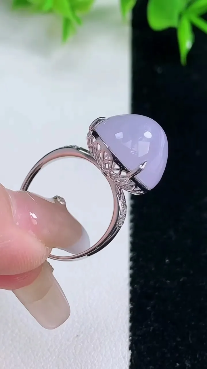 天然A货翡翠18K金紫罗兰蛋面戒指，尺寸17.6-15.3-14-12.6，重量:5.40g2026年1月18日
工厂直销收藏佳品,种好水足，色泽均匀，有种有色，上手高大气！