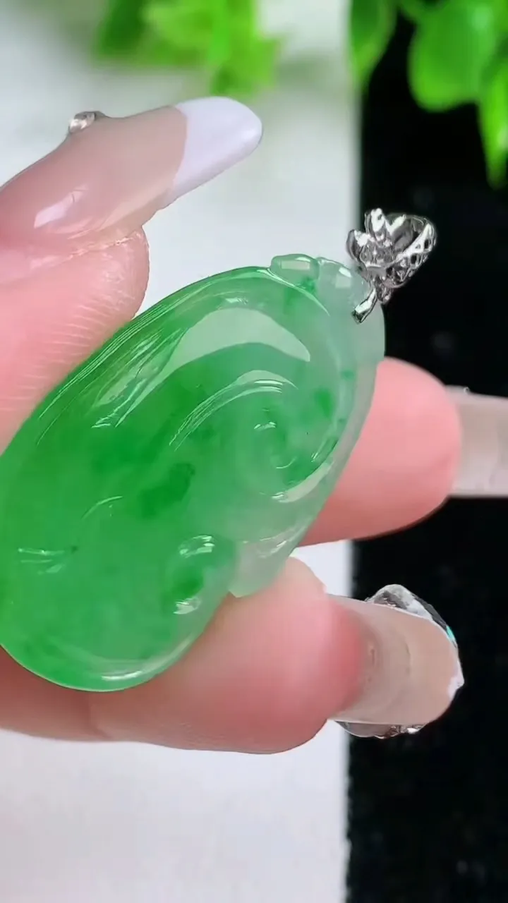 天然A货翡翠如意吊坠，尺寸32.3-19.8-4.8，重量:6.32g
1月18日