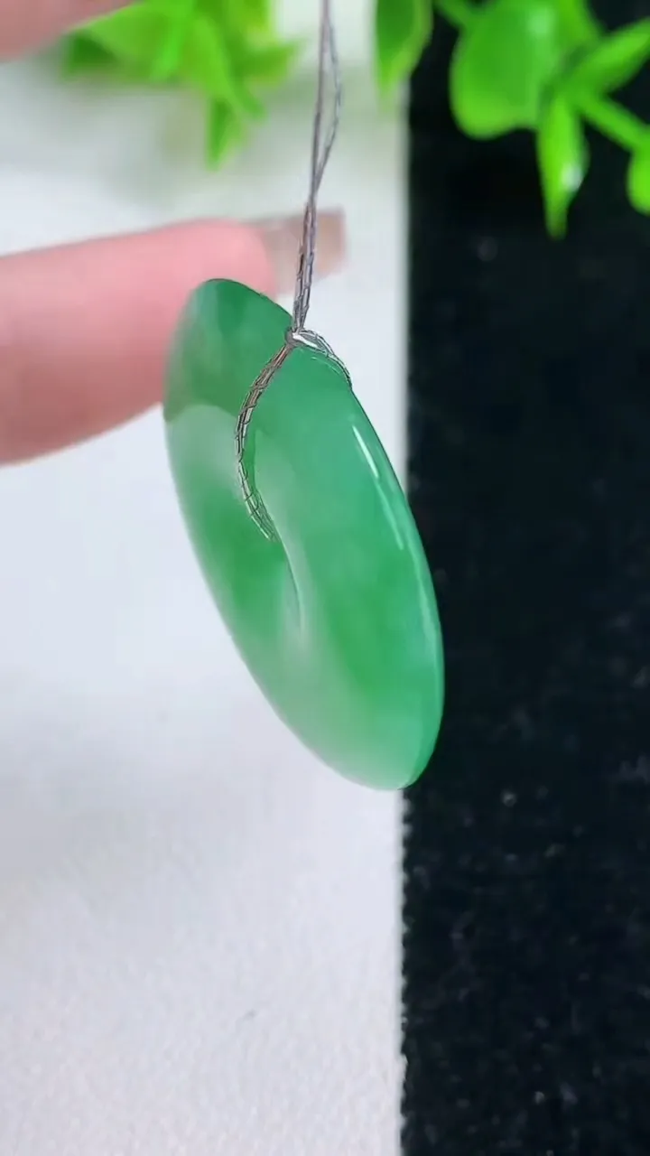 天然A货翡翠平安扣吊坠，尺寸30-5.5，重量:10.94g
1月18日