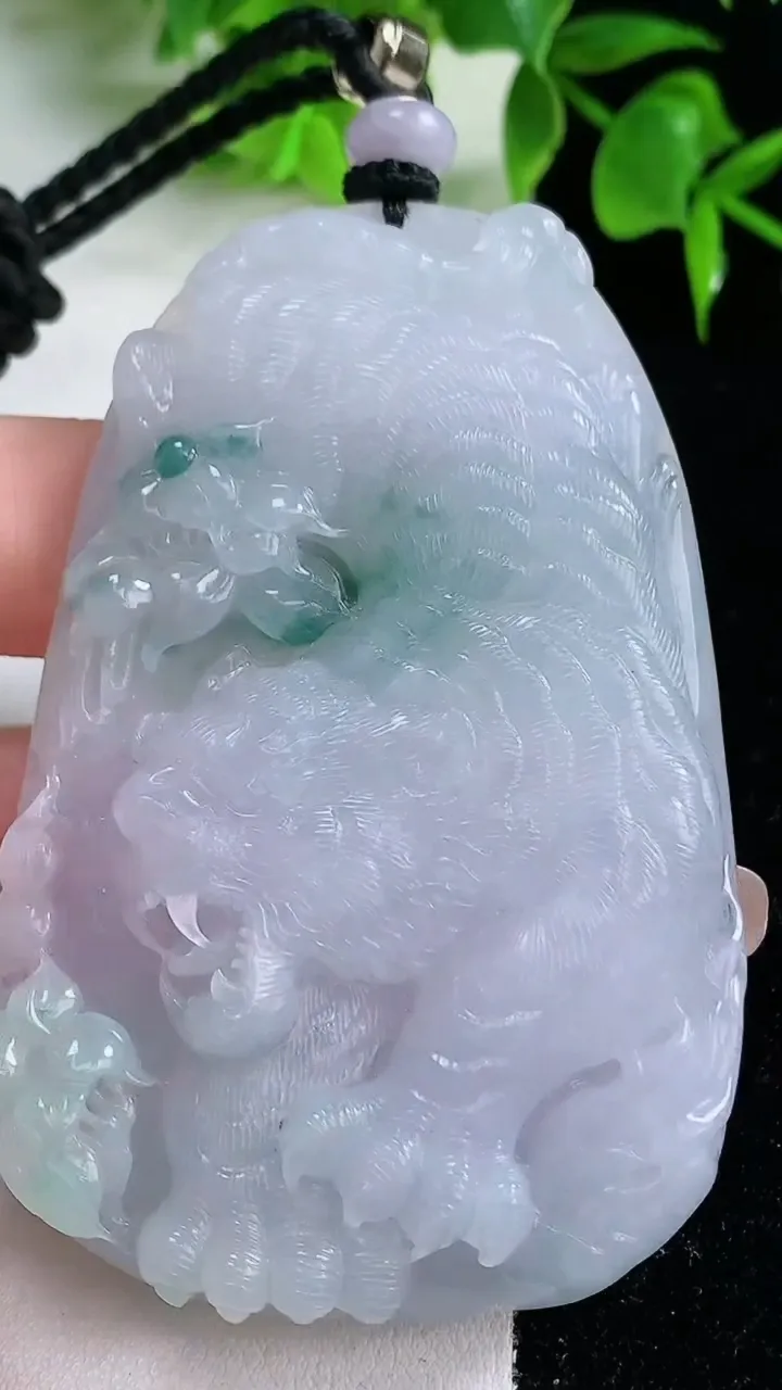 天然A货翡翠种飘花生肖虎吊坠，尺寸74.8-48.7-9.7，重量:86.00g
1月18日