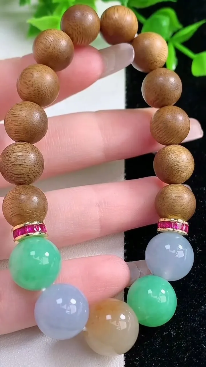 天然A货翡翠三彩圆珠檀香圆珠手串，尺寸13，重量:21.46g1月18日
工厂直销收藏佳品,种好水足，色泽均匀，有种有色，上手高大气！