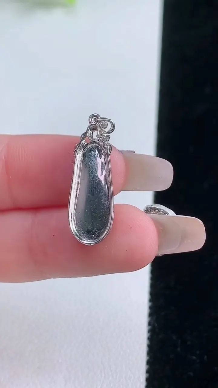 天然A货翡翠福豆吊坠，尺寸28-8.5-4.3，裸石19.5-7.5重:1.75g
1月18日