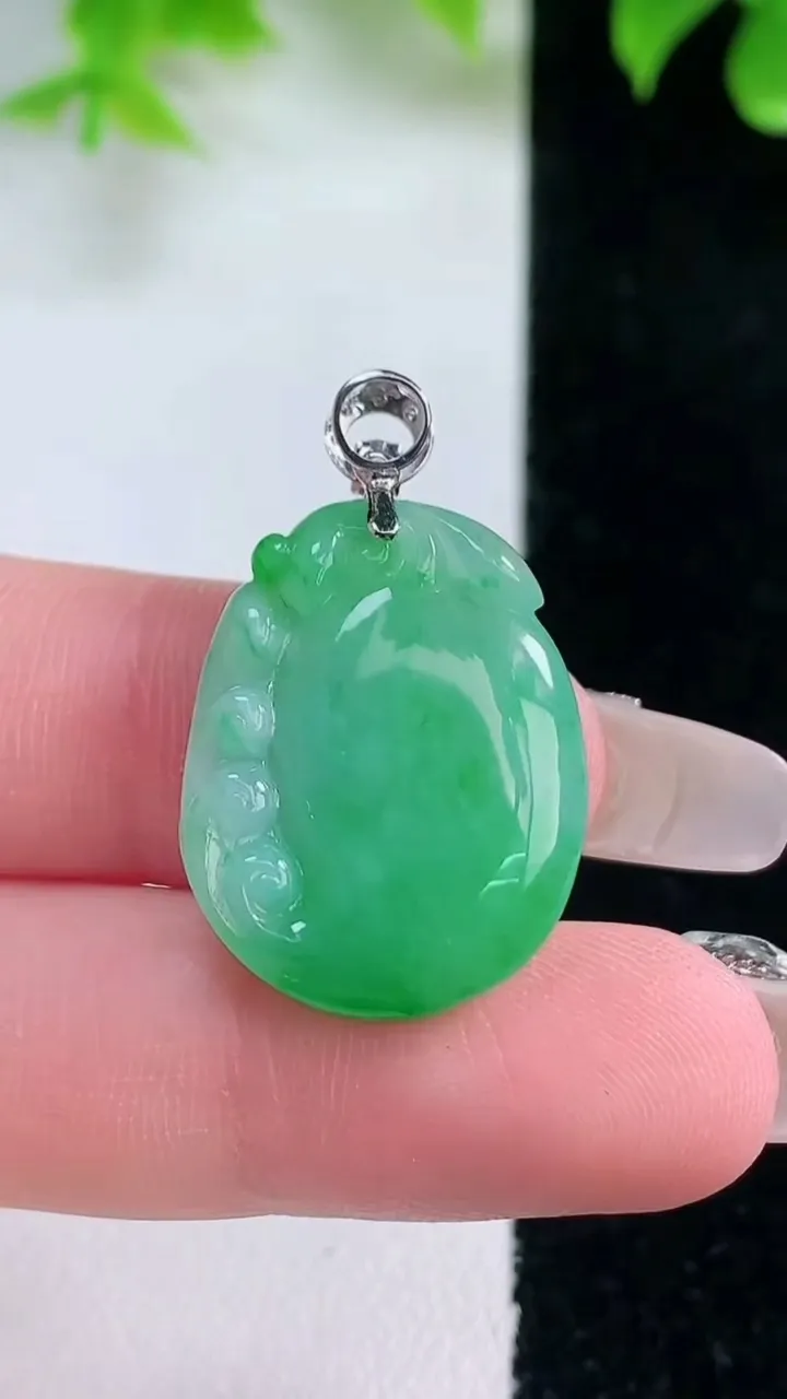 天然A货翡翠福瓜吊坠，尺寸23.2-18.3-5.6，重量:5.08g
1月18日
