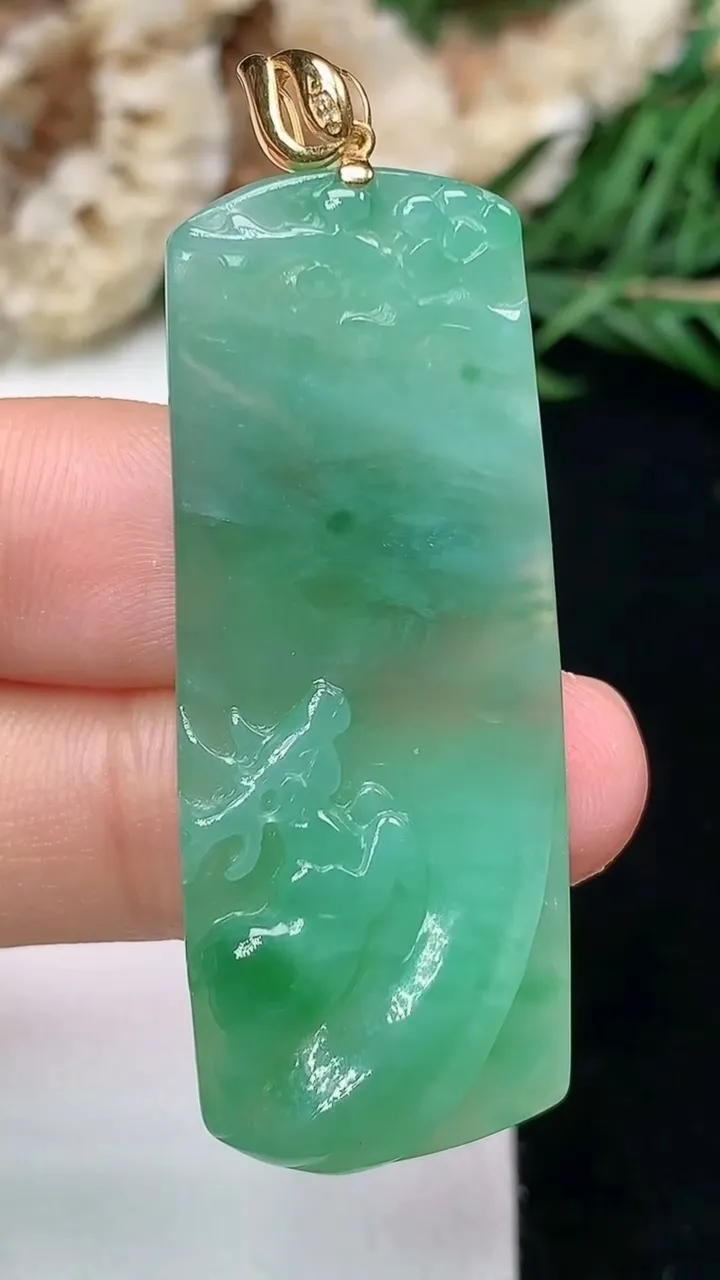 天然A货翡翠梅花鹿吊坠，尺寸44.5-17.4-5.7，重量:8.31g
1月18日