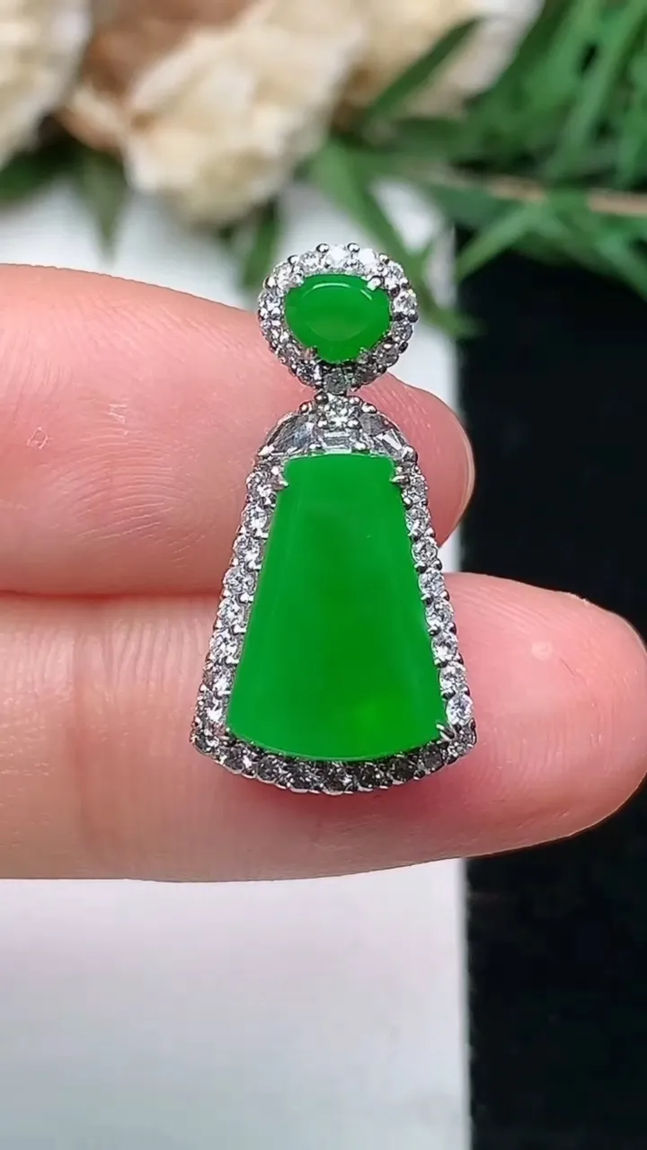 天然A货翡翠无事牌吊坠，尺寸21.7-11.4-7.5，裸石11.9-8，重量:2.64g
1月18