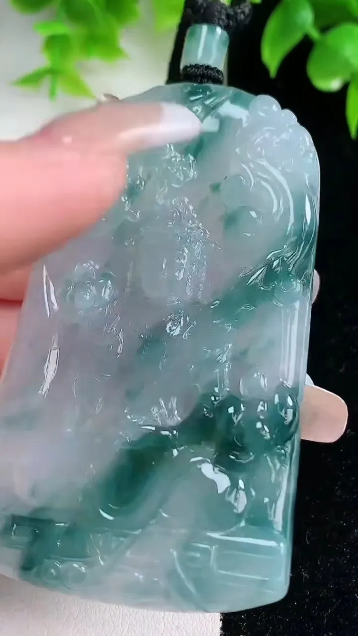 天然A货翡翠冰种飘花虚空藏菩萨吊坠，尺寸70.3-42-5.5，重量:43.63g
1月18日