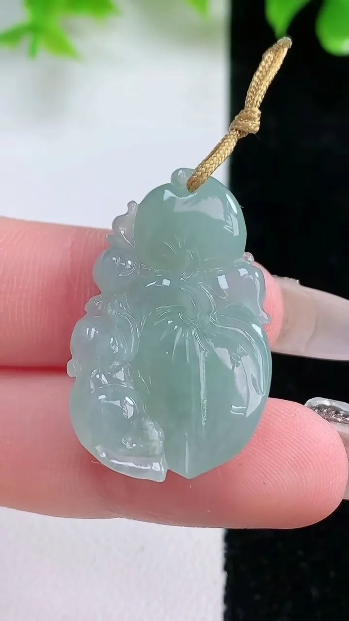 天然A货翡翠寿桃吊坠，尺寸30.7-20-6.6，重量:6.22g
1月18日