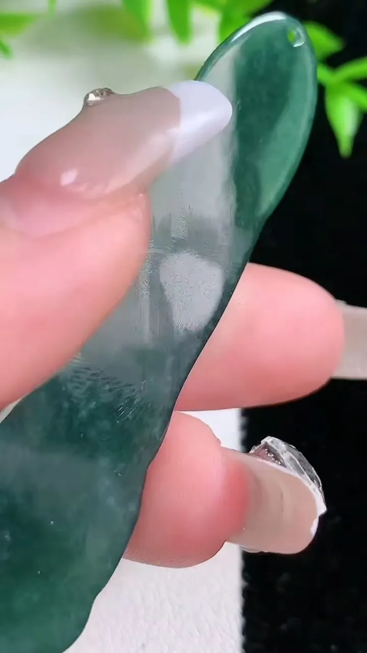 天然A货翡翠蓝水观音菩萨吊坠，尺寸64-17.2-6.2，重:12.17g
1月18日