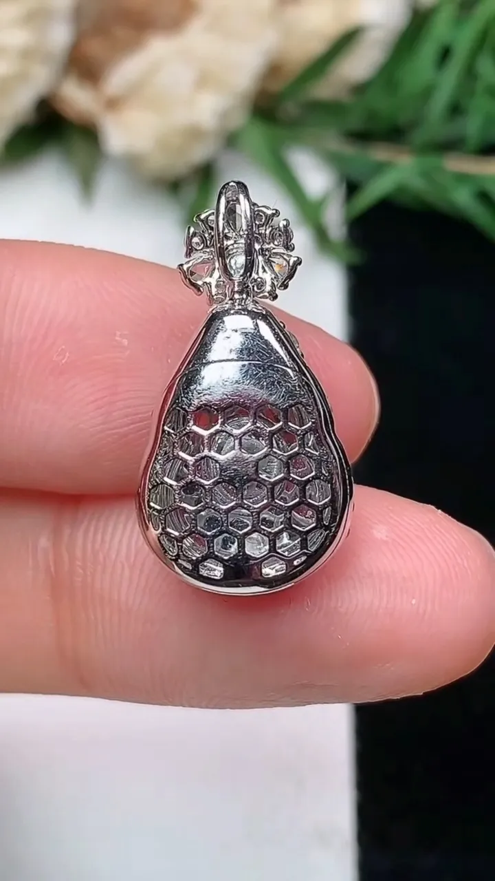 天然A货翡翠葫芦吊坠，尺寸21.6-11.4-8.5，裸石10.7-8.6，重量:2.97g
1月18日