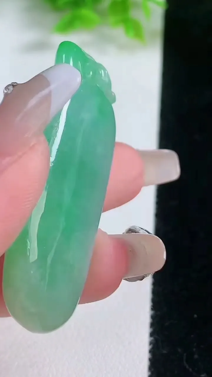 天然A货翡翠福瓜吊坠，尺寸50-20.8-12.8，重:23.20g
1月18日