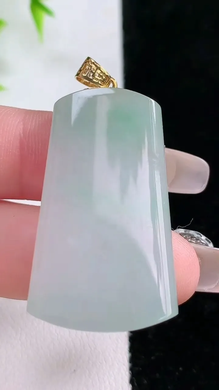 天然A货翡翠山水牌吊坠，尺寸64.6-40-10.7，重:48.18g
1月18日