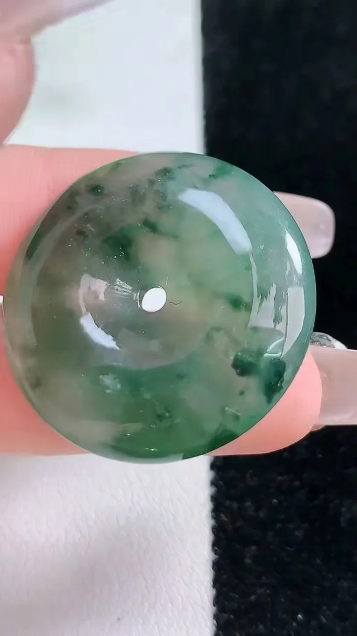 天然A货翡翠冰种飘花平安扣吊坠，尺寸31-6.6，重:12.66g
1月18日