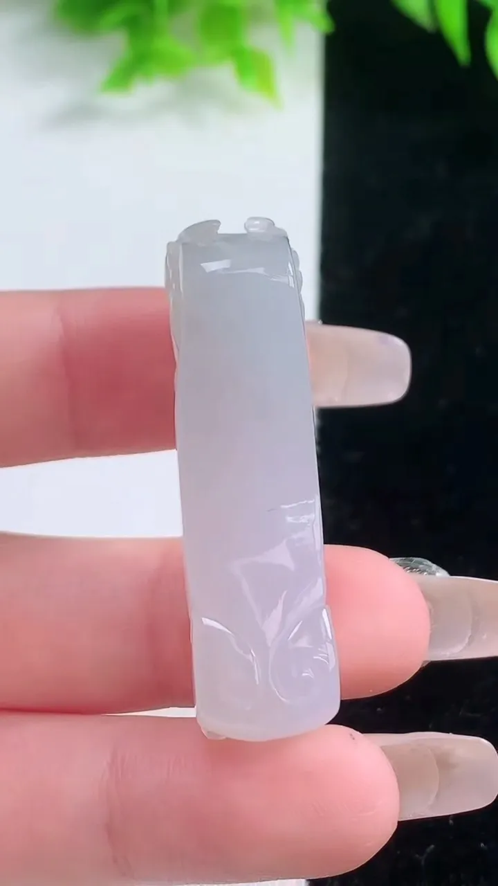 天然A货翡翠貔貅手牌，尺寸42.7-11.3-12.8，重量:13.92g
1月18日