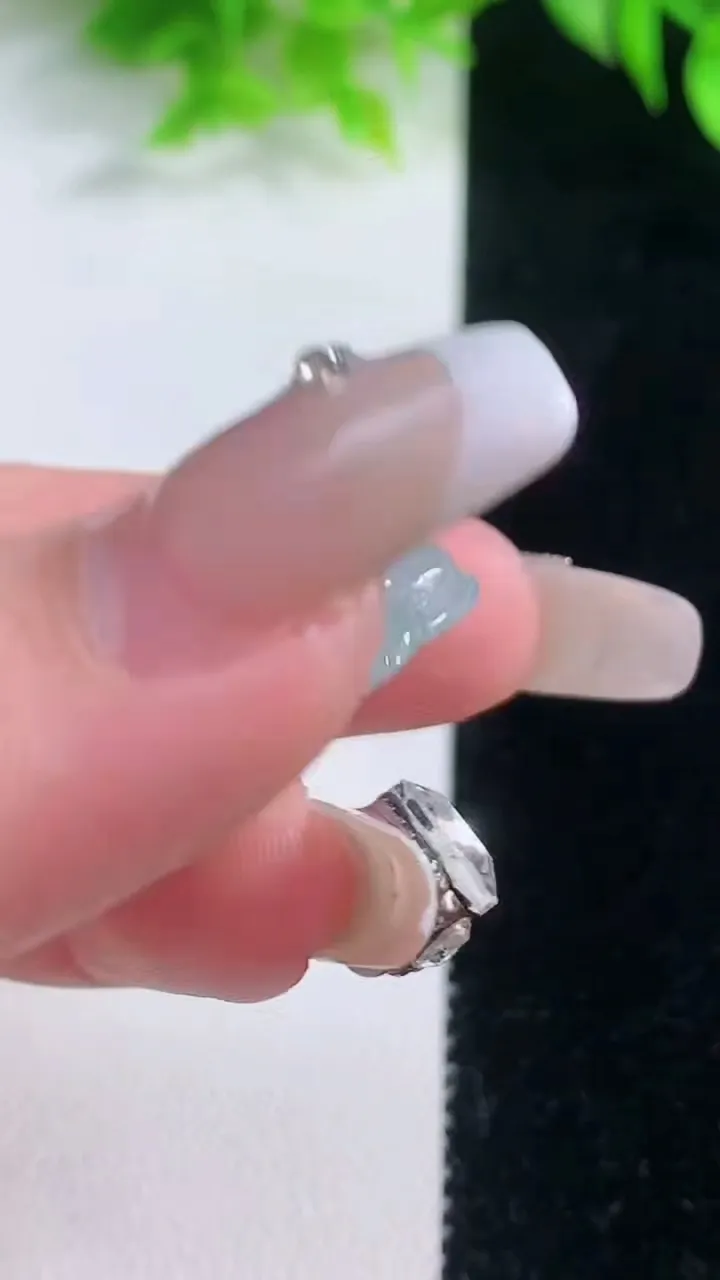 天然A货翡翠冰种飘花佛公吊坠，尺寸22.5-25.8-3.7，重量:3.78g
1月18日