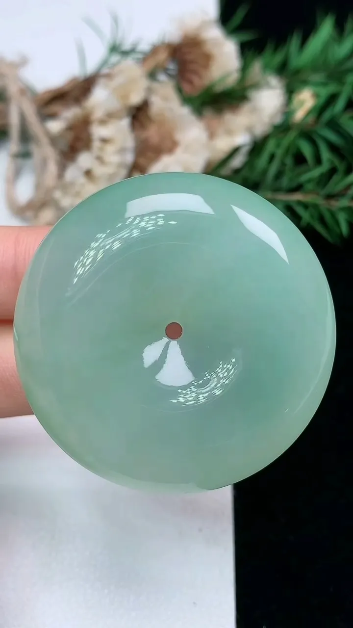 天然A货翡翠平安扣吊坠，尺寸42.6-10.3，重量:37.13g
1月18日