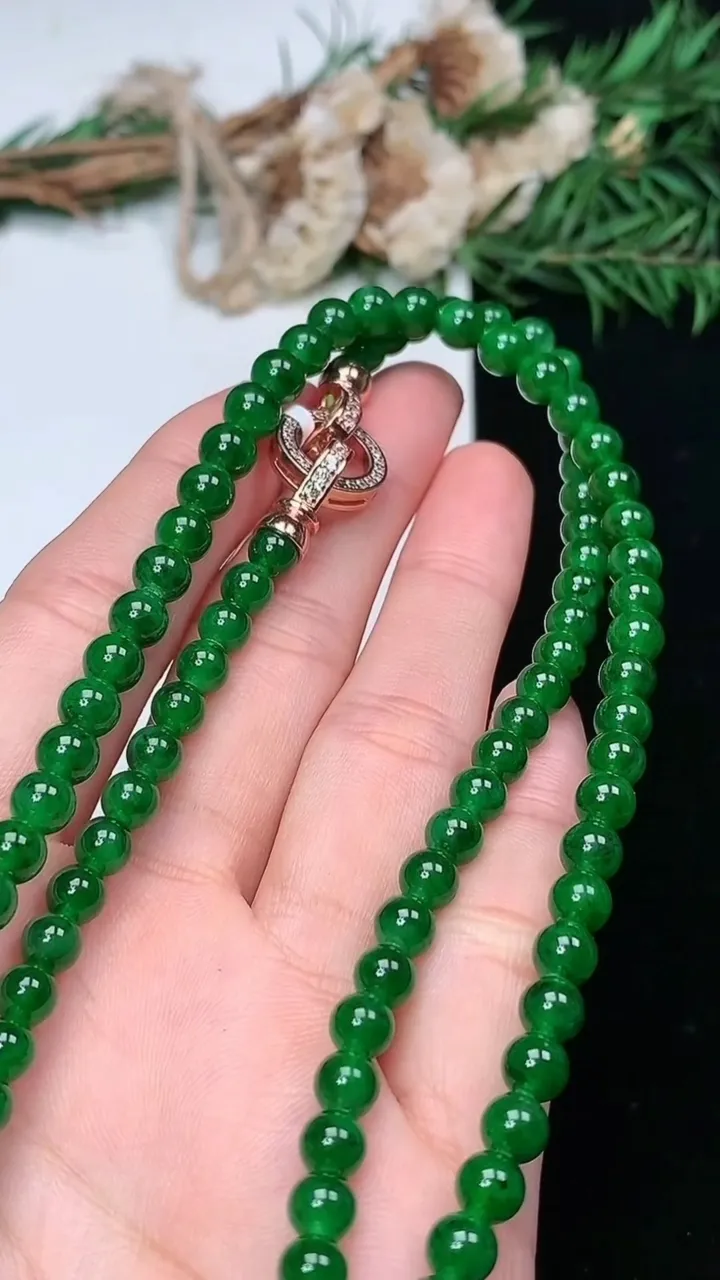 天然A货翡翠圆珠项链，尺寸5.7-128颗，重量:34.00g1月18日
工厂直销收藏佳品,种好水足，色泽均匀，有种有色，上手高大气！