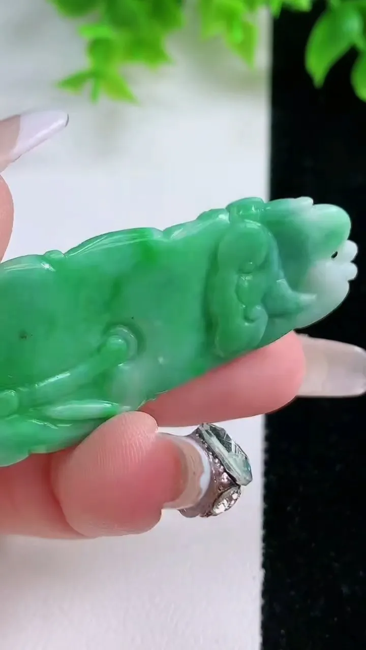 天然A货翡翠年年有余吊坠，尺寸53.3-24.3-7.4，重量:14.78g
1月18日