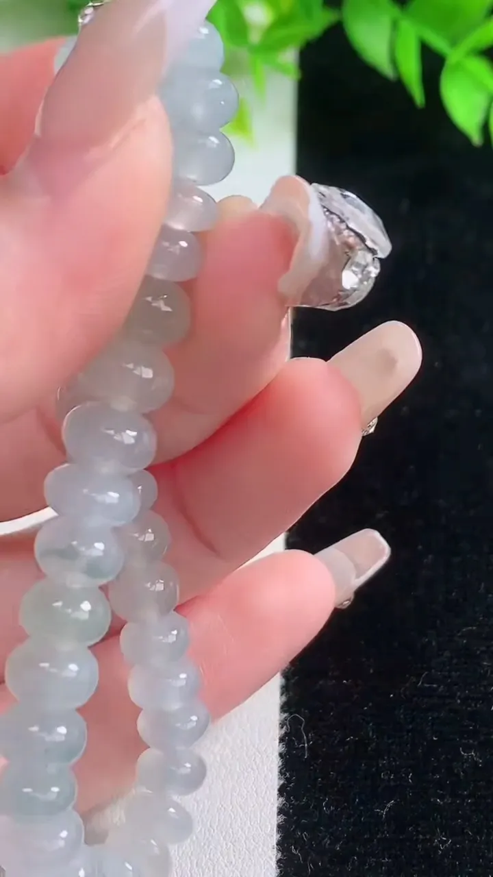 天然A货翡翠种飘花算盘珠手串，尺寸6.7-4-38颗，重量:19.65g1月18日
工厂直销收藏佳品,种好水足，色泽均匀，有种有色，上手高大气！