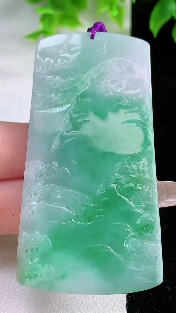 天然A货翡翠山水牌吊坠，尺寸69.2-35.8-5，重量:32.29g
1月18日