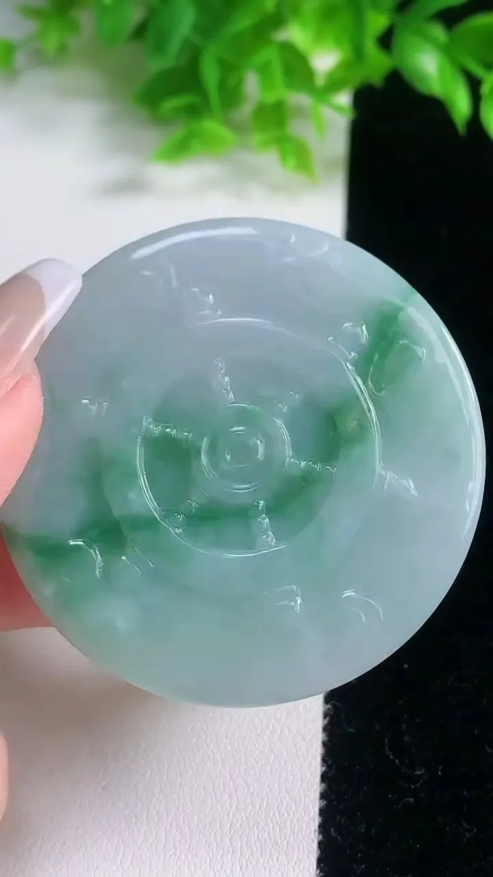 天然A货翡翠不动明王吊坠，尺寸 52.3-8.8，重:45.60g
1月18日