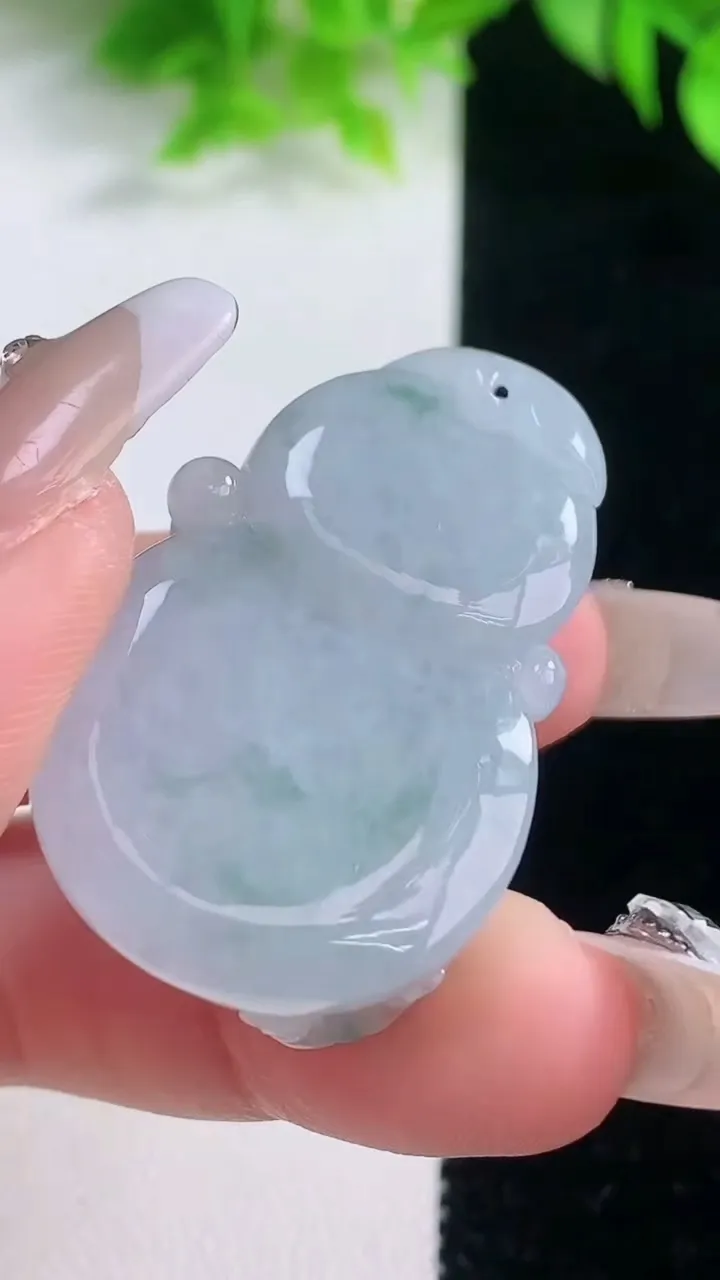 天然A货翡翠飘花葫芦吊坠，尺寸39.4-25.2-12.2，重量:23.56g
1月18日