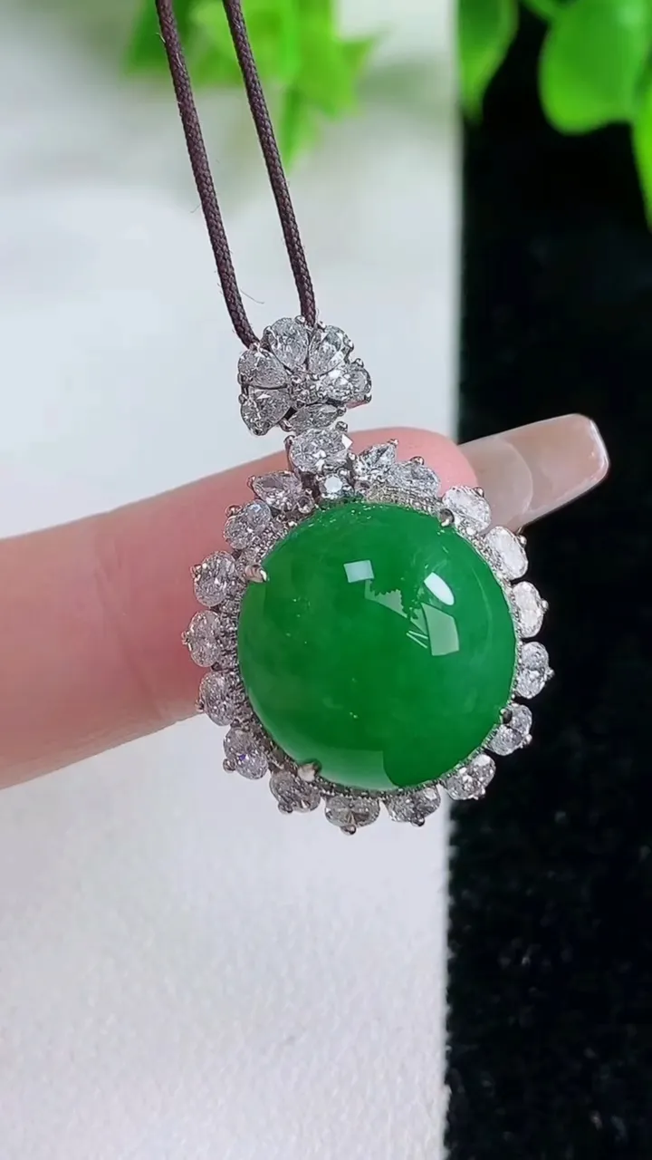 天然A货翡翠蛋面吊坠，尺寸28-18-13.3，裸石14.5-14重量:8.04g
1月18日