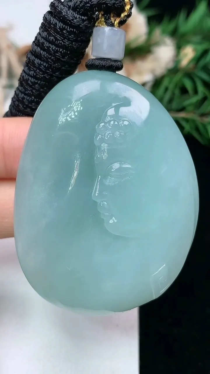 天然A货翡翠佛头吊坠，尺寸50.3-38.9-13，重量:52.69g
1月18日