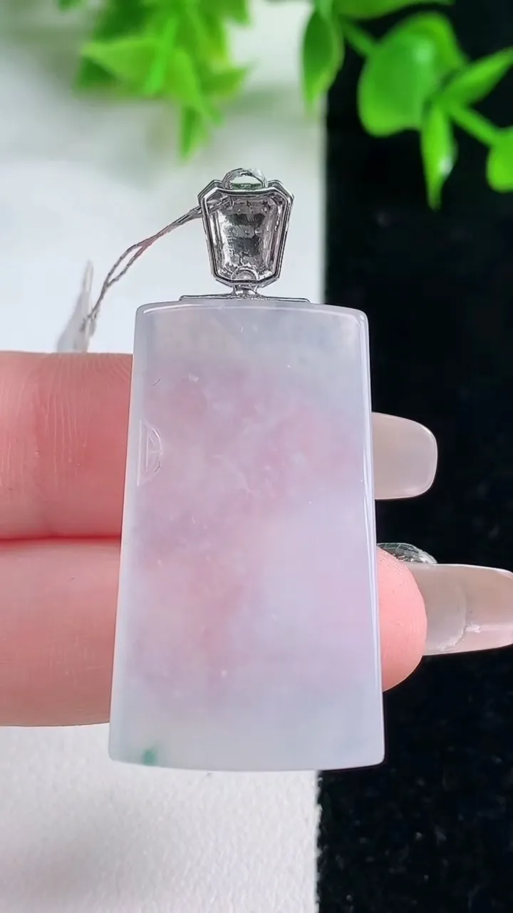 天然A货翡翠无事牌吊坠，尺寸35.7-20-5，重量:11.89g
1月18日