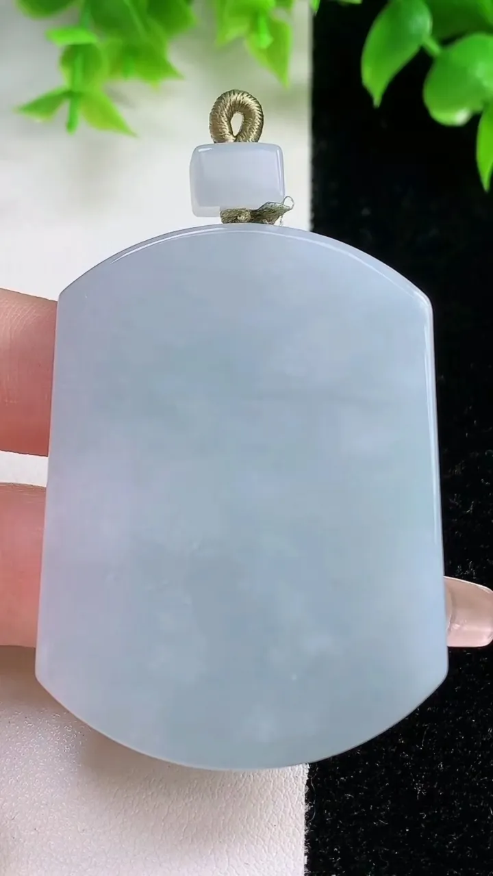 天然A货翡翠紫罗兰无事牌吊坠，尺寸52.8-39.5-5.5，重量:35.17g
1月18日