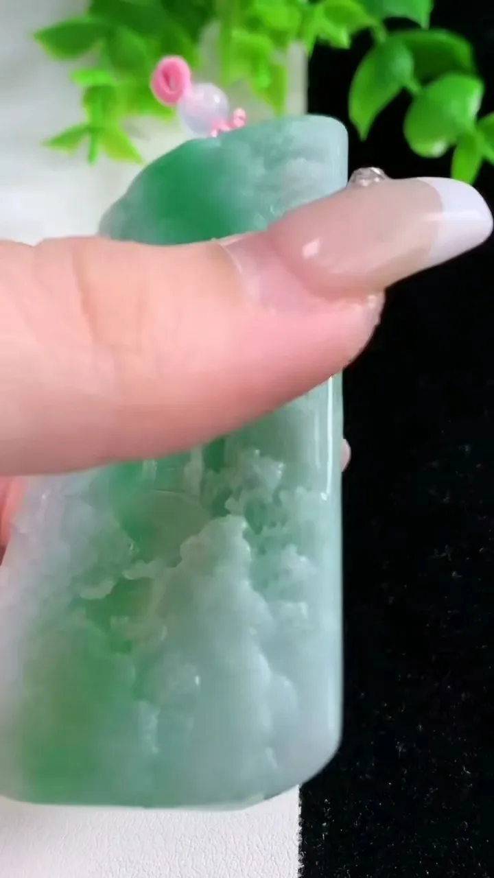 天然A货翡翠山水牌吊坠，尺寸76-48.6-5.4，重量:48.20g
1月18日