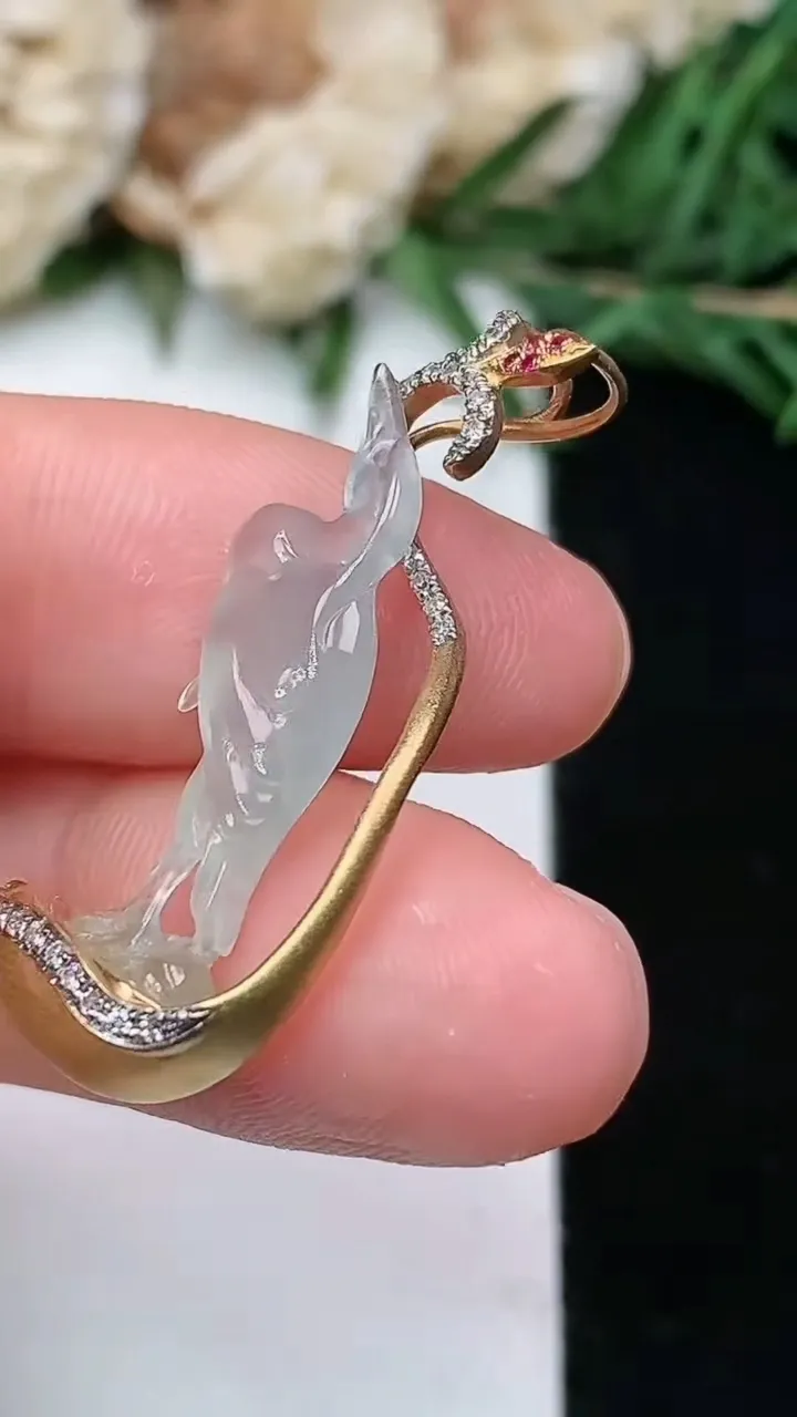 天然A货翡翠白冰延年益寿 仙鹤吊坠，尺寸23.6-6.8-3.6，重量:3.00g
1月18日