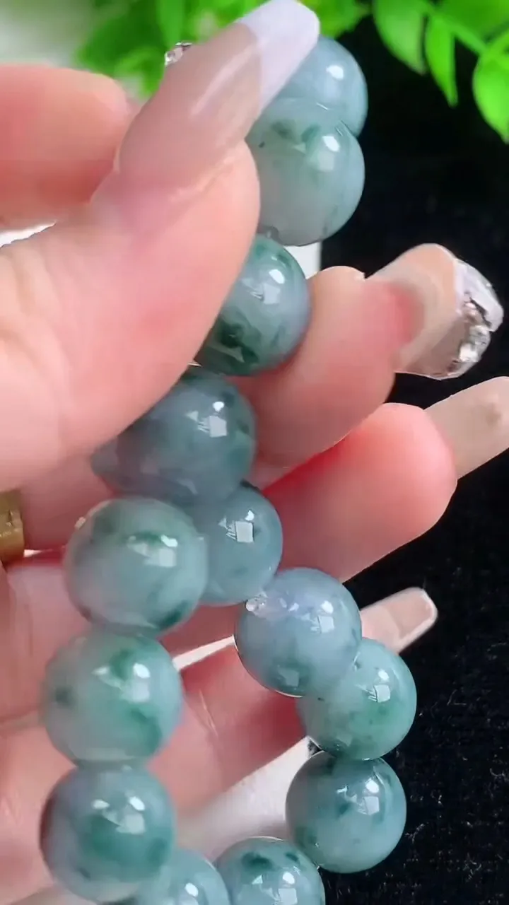 天然A货翡翠飘花圆珠手串，尺寸12.2-17颗，重量:52.66g1月18日
工厂直销收藏佳品,种好水足，色泽均匀，有种有色，上手高大气！