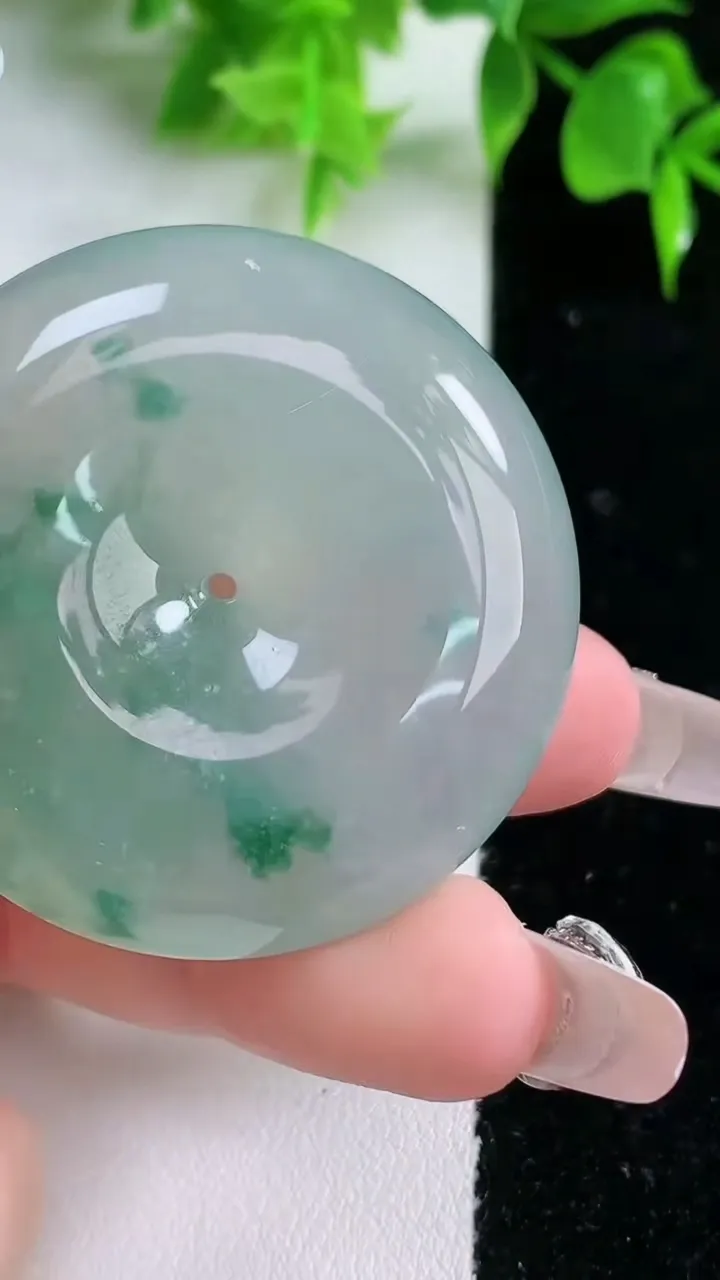 天然A货翡翠种飘花平安扣吊坠，尺寸43.8-11.6，重量:45.88g
1月18日