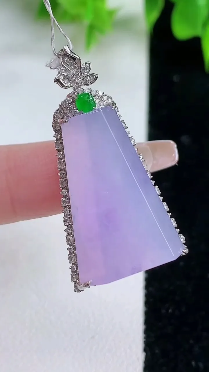 天然A货翡翠种紫罗兰无事牌吊坠，尺寸37-19.7-10.7，裸石25.7-18.6重量:10.49g
1月18日