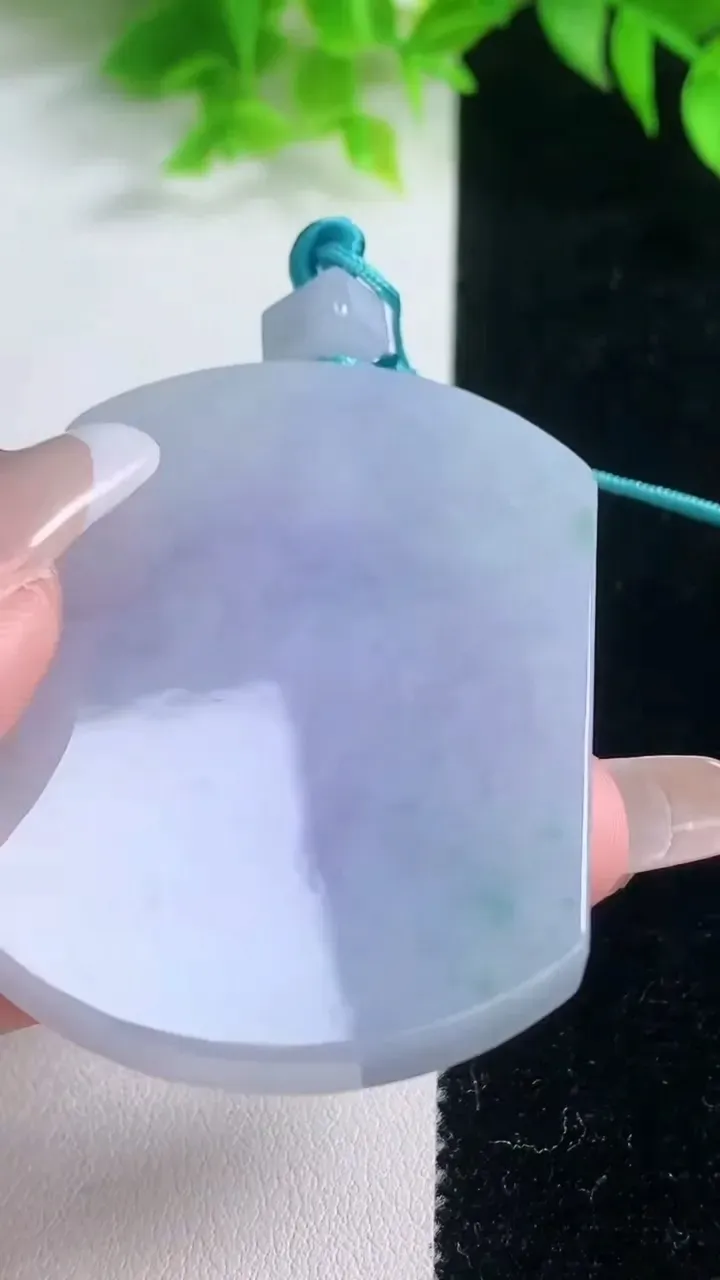 天然A货翡翠紫罗兰无事牌吊坠，尺寸51.6-39.2-5.6，重量:34.95g
1月19日