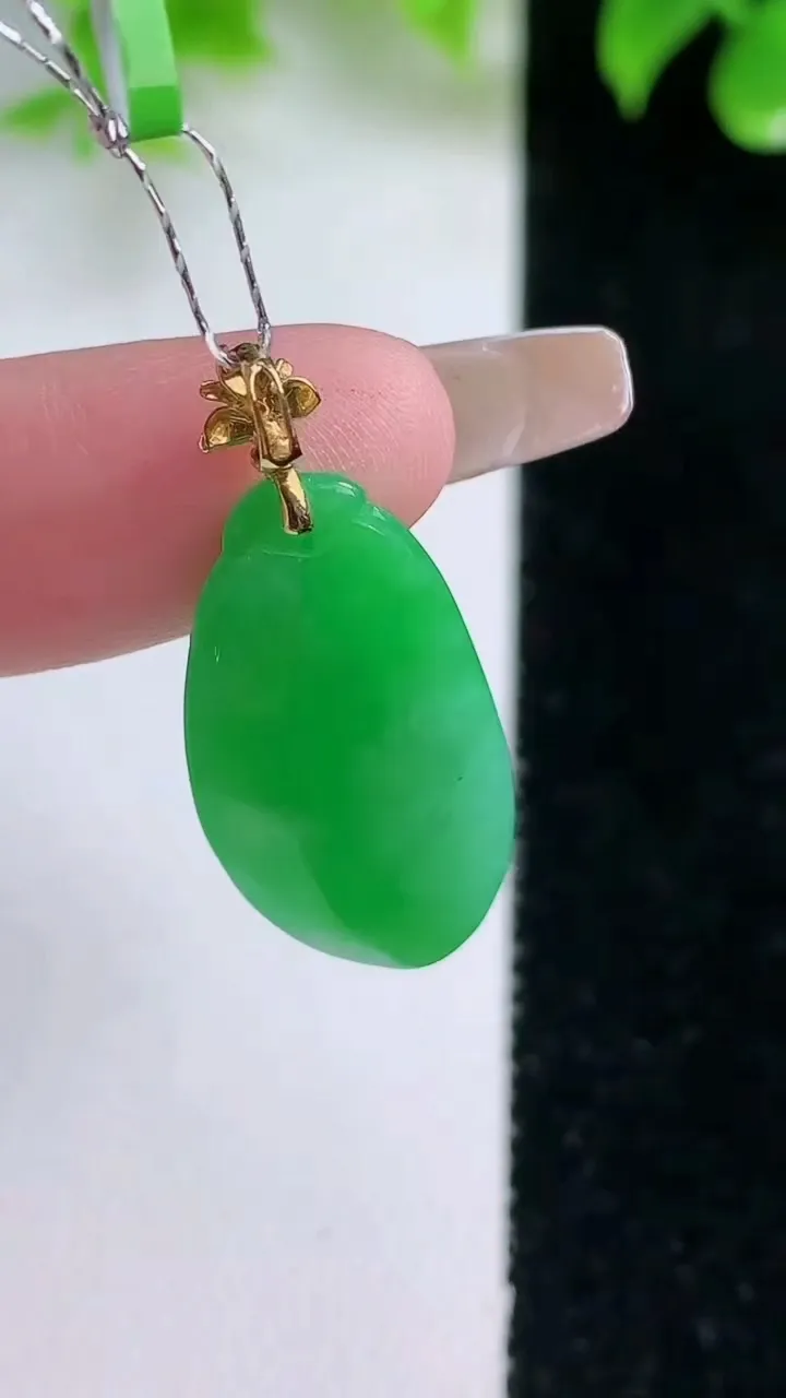 天然A货翡翠福瓜吊坠，尺寸26.4-13-4.7，重量:3.45g
1月18日