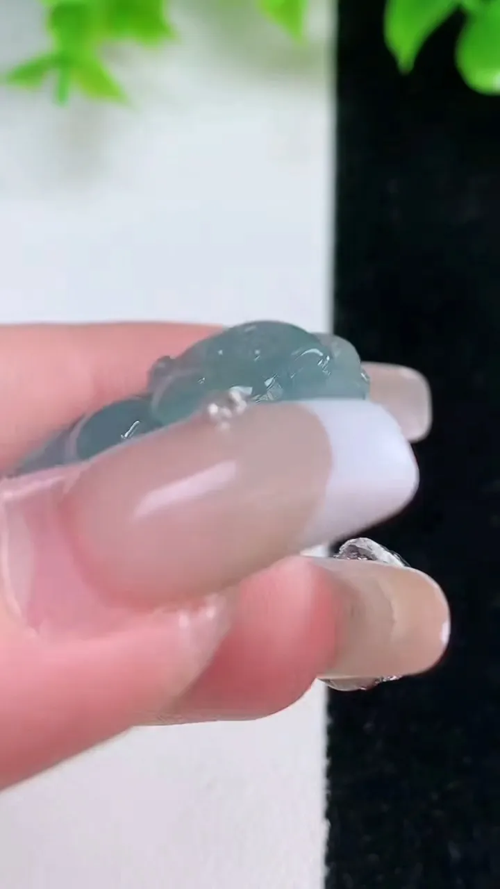 天然A货翡翠冰种飘花生肖猴吊坠，尺寸34.6-26.3-5.3，重量:8.88g
1月18日