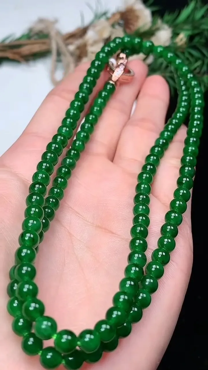 天然A货翡翠圆珠项链，尺寸5.7-128颗，重量:34.00g1月18日
工厂直销收藏佳品,种好水足，色泽均匀，有种有色，上手高大气！